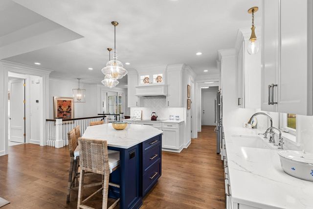 7070 Highland Court, Eden Prairie, MN 55346