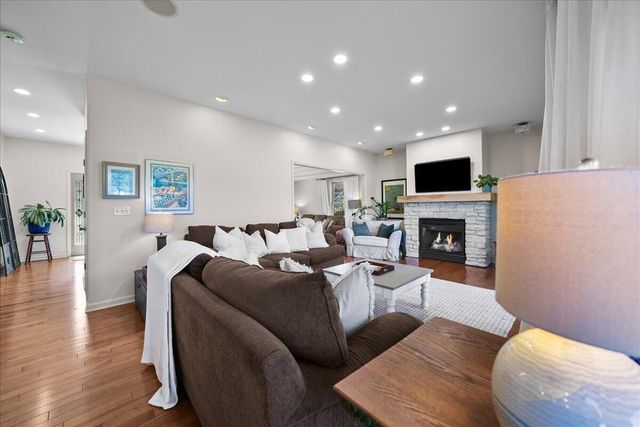 1909 Catkin Circle, Chesterton, IN 46304