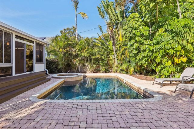 921 3RD STREET N, St Petersburg, FL 33701