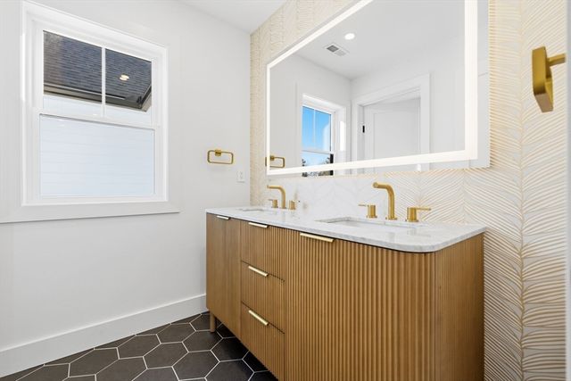 3 Brantwood Ln, Burlington, MA 01803