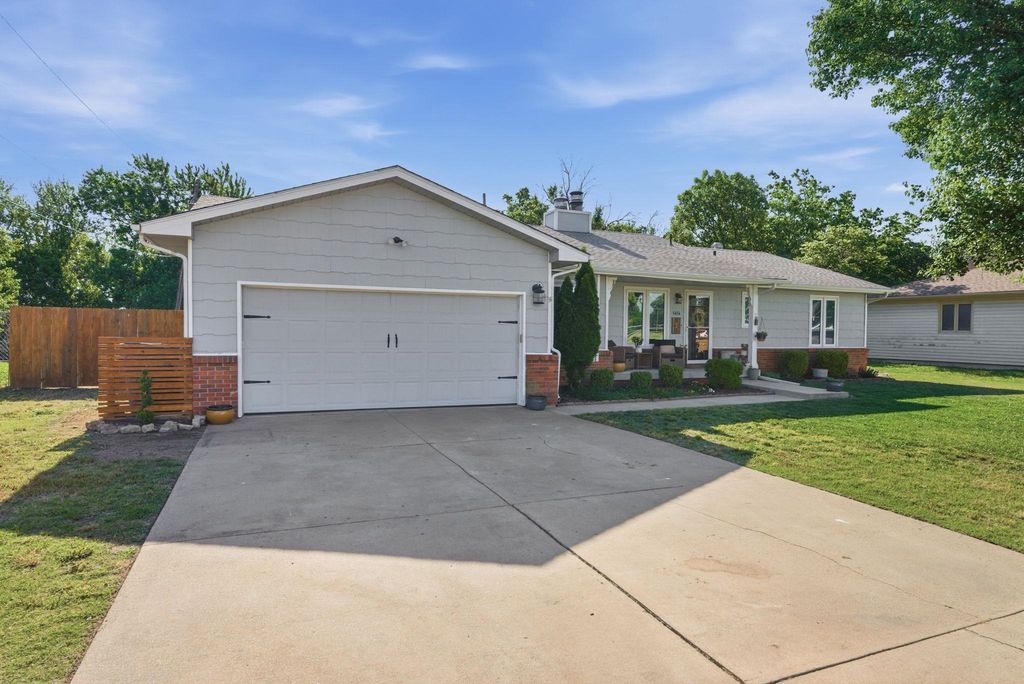 1414 Tanglewood Ct, Rose Hill, KS 67133