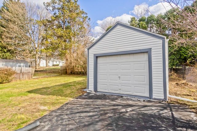 49 Bennett St, Chicopee, MA 01013