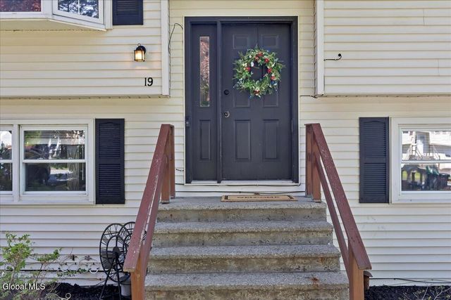 19 James Lane, Schaghticoke, NY 12182