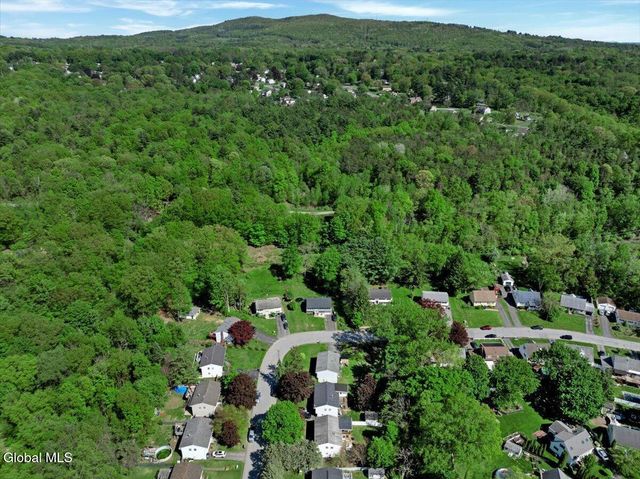 19 James Lane, Schaghticoke, NY 12182
