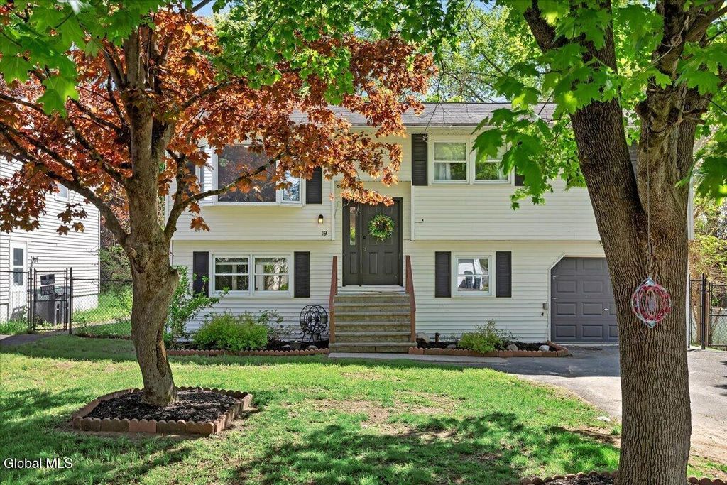 19 James Lane, Schaghticoke, NY 12182