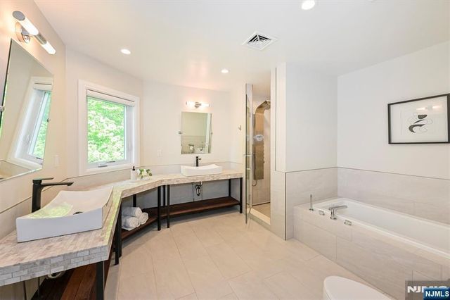 655 Floyd Street, Englewood Cliffs, NJ 07632