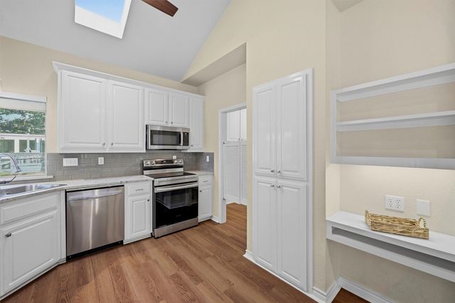 303 Kiowa Drive W, Lake Kiowa, TX 76240
