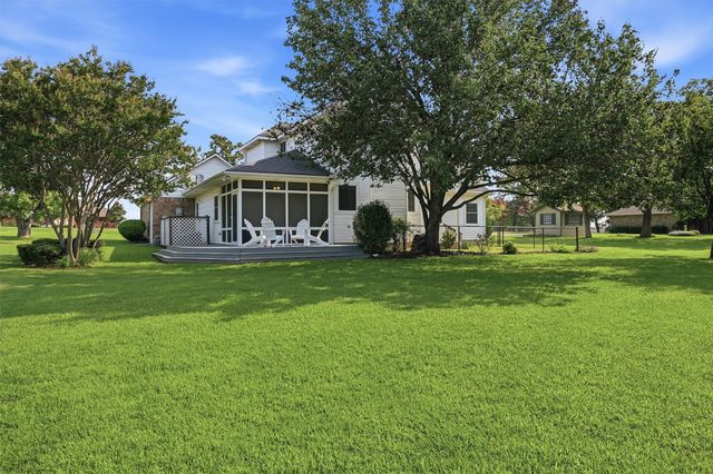 303 Kiowa Drive W, Lake Kiowa, TX 76240