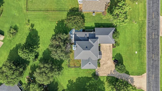 303 Kiowa Drive W, Lake Kiowa, TX 76240