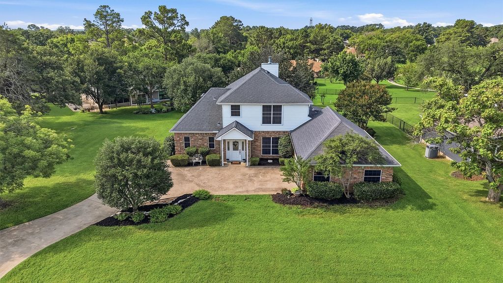 303 Kiowa Drive W, Lake Kiowa, TX 76240
