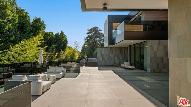 1140 Summit Drive, Beverly Hills, CA 90210