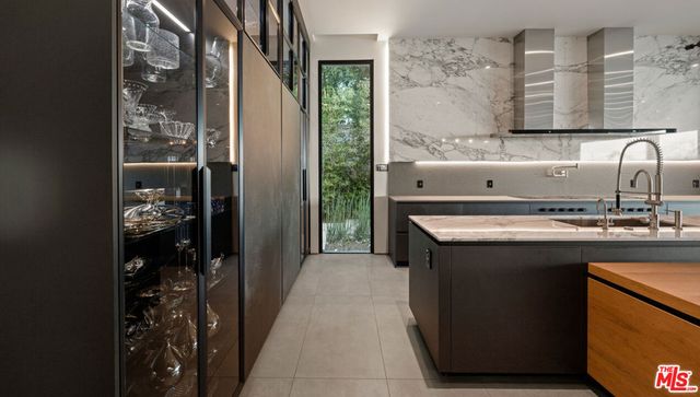 1140 Summit Drive, Beverly Hills, CA 90210