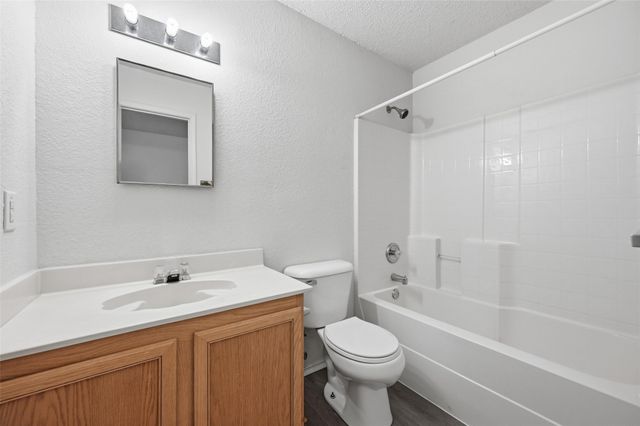 2215 Coyote Trail, Grand Prairie, TX 75052