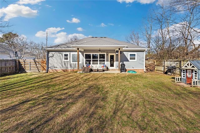 911 E Township Street, Fayetteville, AR 72703