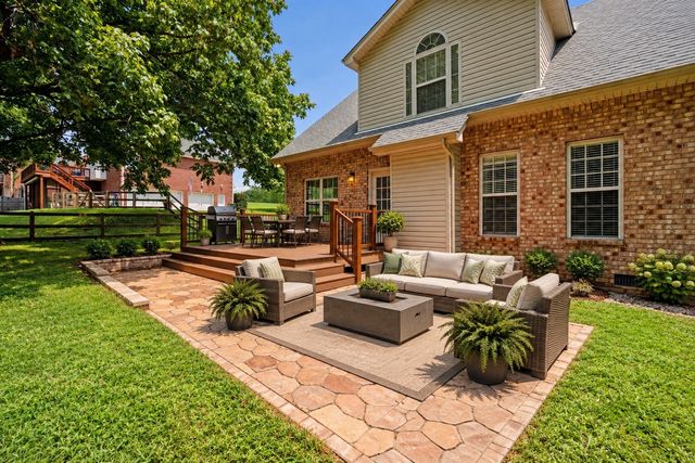 1011 Dickens Dr, Mount Juliet, TN 37122