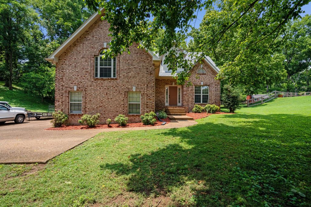 1011 Dickens Dr, Mount Juliet, TN 37122