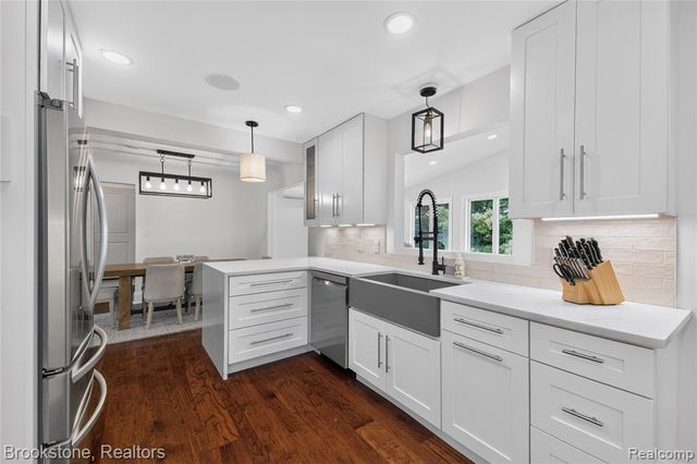 2768 Hillendale Drive, Rochester Hills, MI 48309