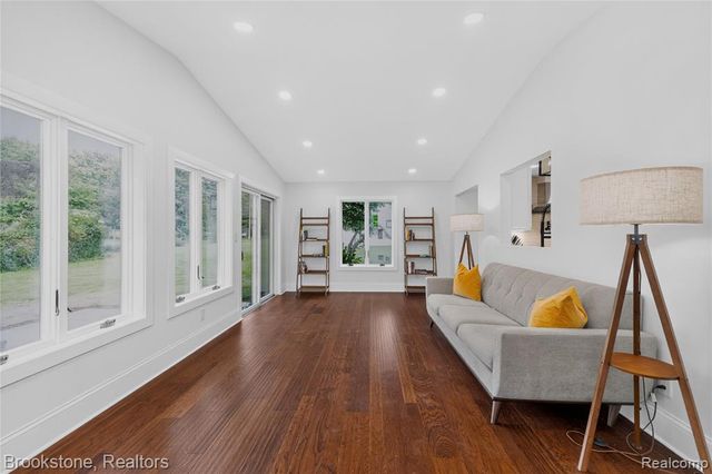 2768 Hillendale Drive, Rochester Hills, MI 48309