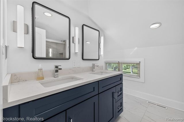 2768 Hillendale Drive, Rochester Hills, MI 48309