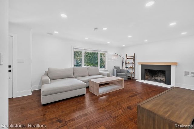 2768 Hillendale Drive, Rochester Hills, MI 48309