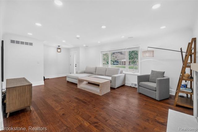 2768 Hillendale Drive, Rochester Hills, MI 48309