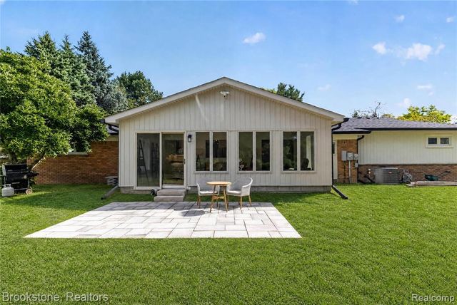 2768 Hillendale Drive, Rochester Hills, MI 48309