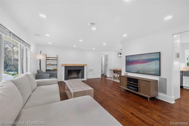 2768 Hillendale Drive, Rochester Hills, MI 48309
