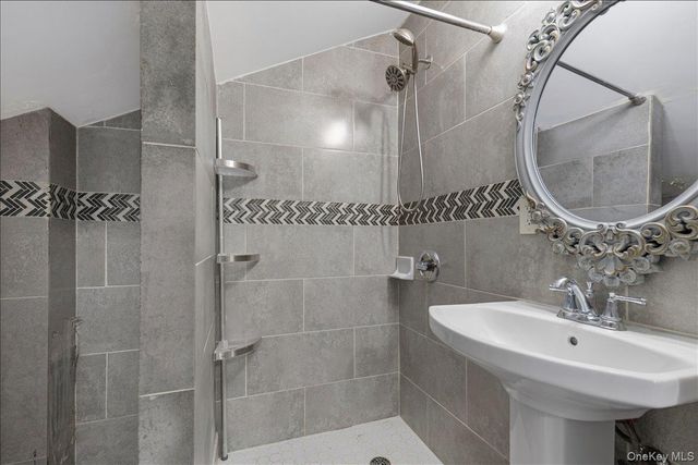 1021 E 213th Street, Bronx, NY 10469