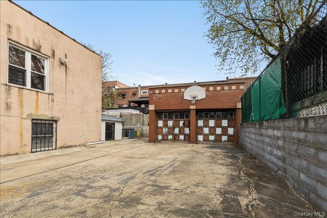 1021 E 213th Street, Bronx, NY 10469