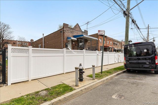 1021 E 213th Street, Bronx, NY 10469