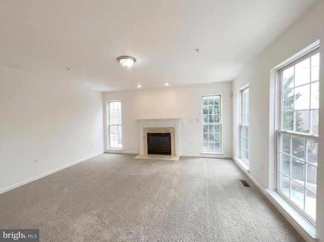 8813 DELLA LN, Fort Washington, MD 20744