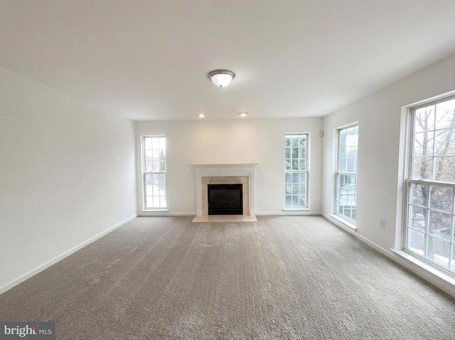 8813 DELLA LN, Fort Washington, MD 20744