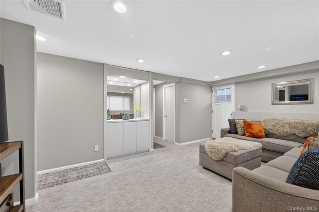 6 Dale Avenue, Syosset, NY 11791