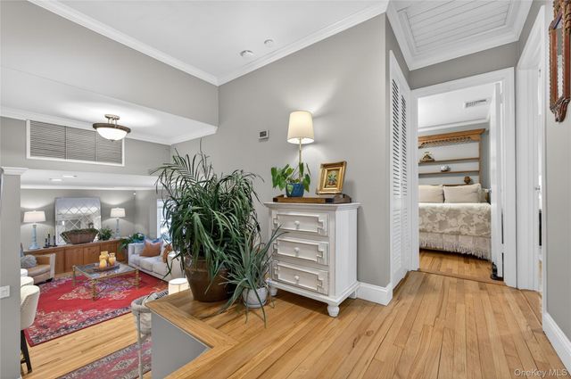 6 Dale Avenue, Syosset, NY 11791