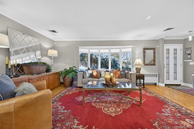 6 Dale Avenue, Syosset, NY 11791