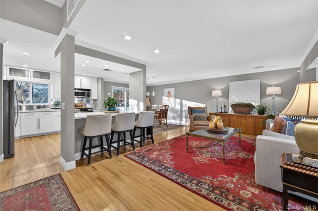 6 Dale Avenue, Syosset, NY 11791