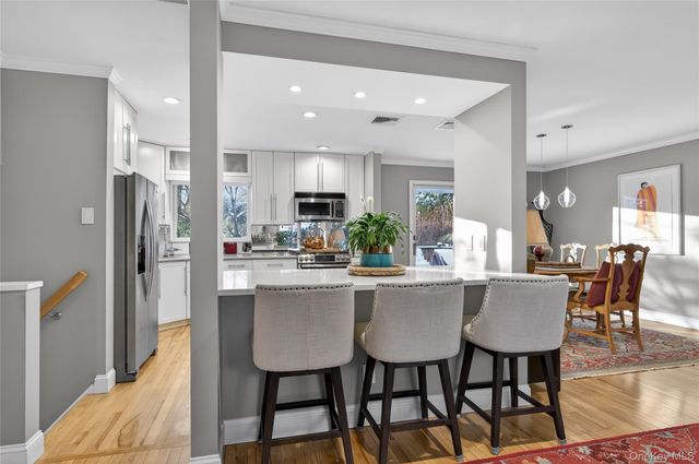 6 Dale Avenue, Syosset, NY 11791