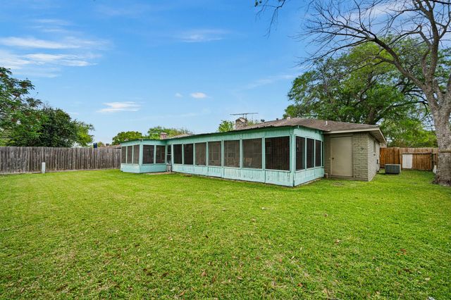 6230 Knollwest Drive, Houston, TX 77072