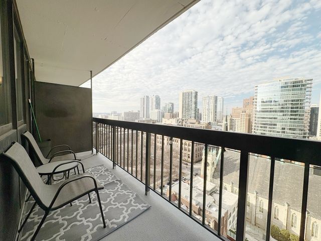 33 W Delaware Place 17D, Chicago, IL 60610
