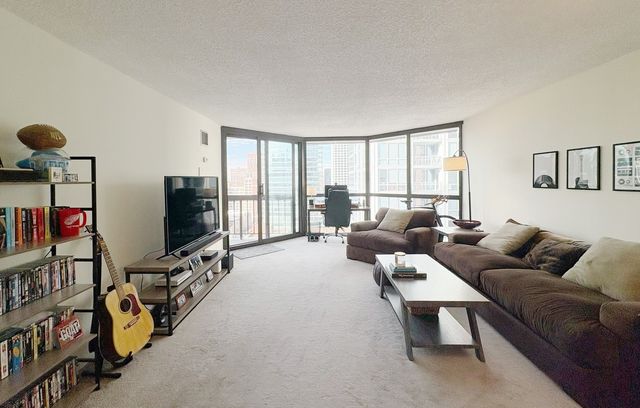 33 W Delaware Place 17D, Chicago, IL 60610