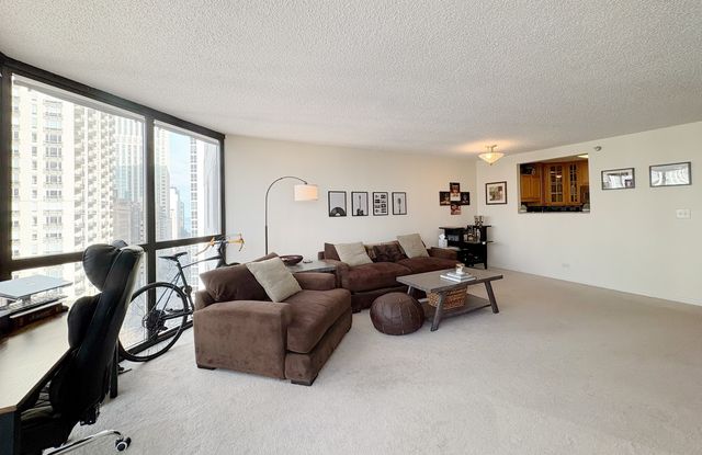 33 W Delaware Place 17D, Chicago, IL 60610
