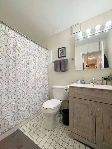 33 W Delaware Place 17D, Chicago, IL 60610