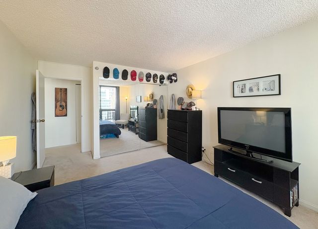 33 W Delaware Place 17D, Chicago, IL 60610