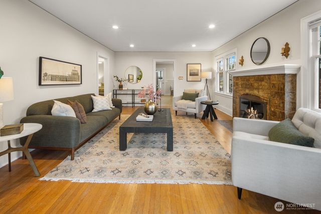 715 N 70th Street, Seattle, WA 98103