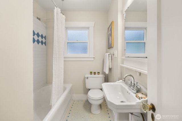 715 N 70th Street, Seattle, WA 98103