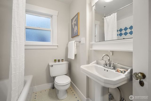 715 N 70th Street, Seattle, WA 98103