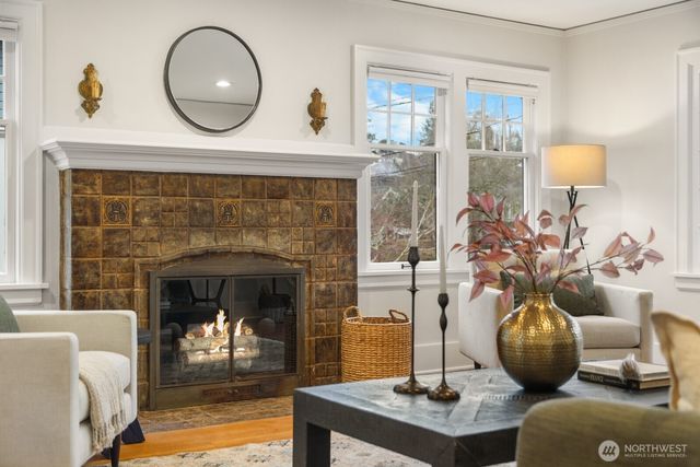 715 N 70th Street, Seattle, WA 98103