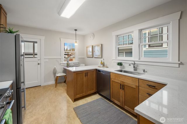 715 N 70th Street, Seattle, WA 98103