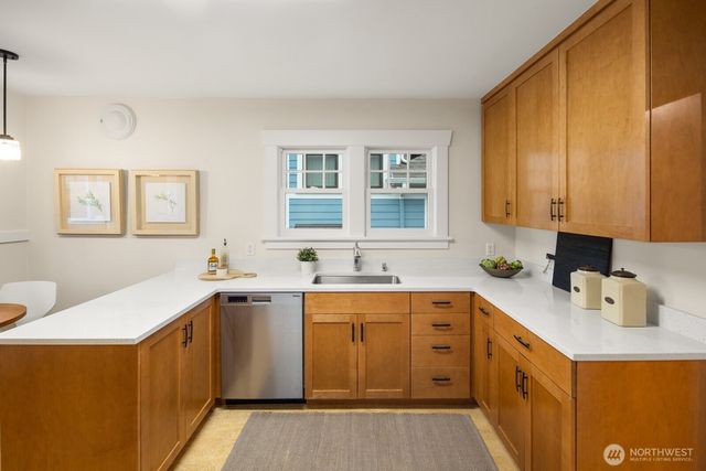 715 N 70th Street, Seattle, WA 98103