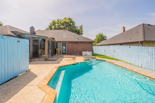 1221 Holly Hill Drive, Grand Prairie, TX 75052